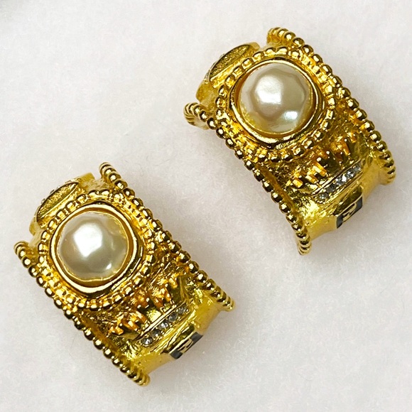 Vintage Fendi Crown Pearl Gold Tone Chunky Clip On Earrings 1” x 5/8” - Picture 2 of 6